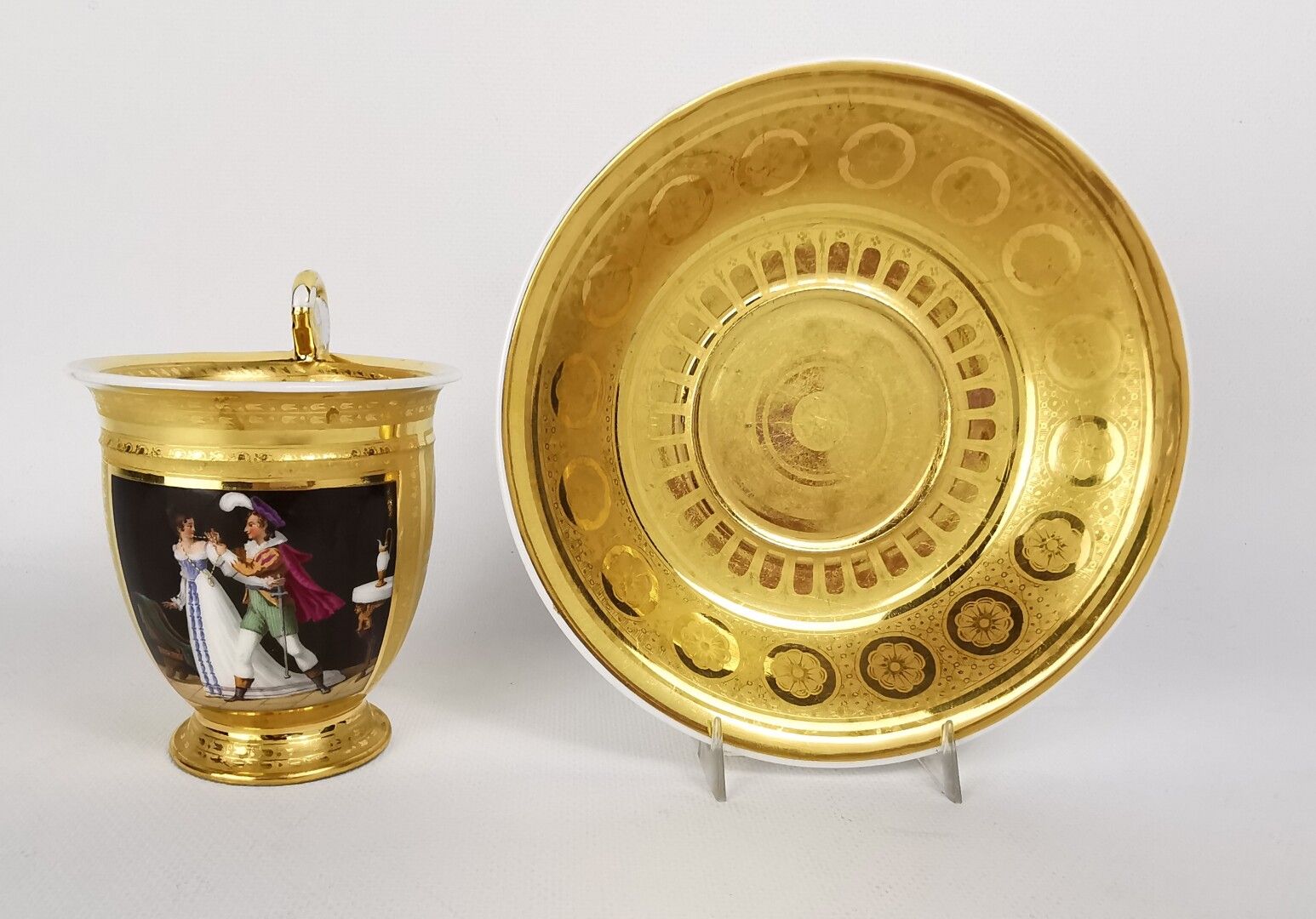 Null PARIS.

Tasse ovoïde et sa sous-tasse en porcelaine, à fond or, à décor pol&hellip;