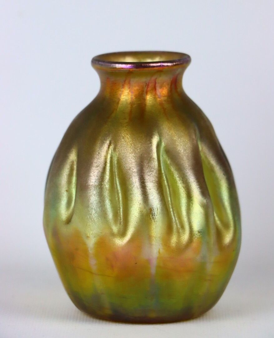 Null Louis Comfort TIFFANY (1848-1933).

Vase à col resséré en verre irisé. La p&hellip;
