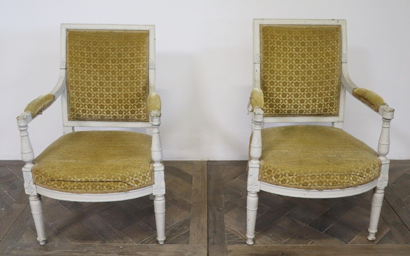 Null Paire de fauteuils en bois mouluré et sculpté relaqué blanc à dossier droit&hellip;