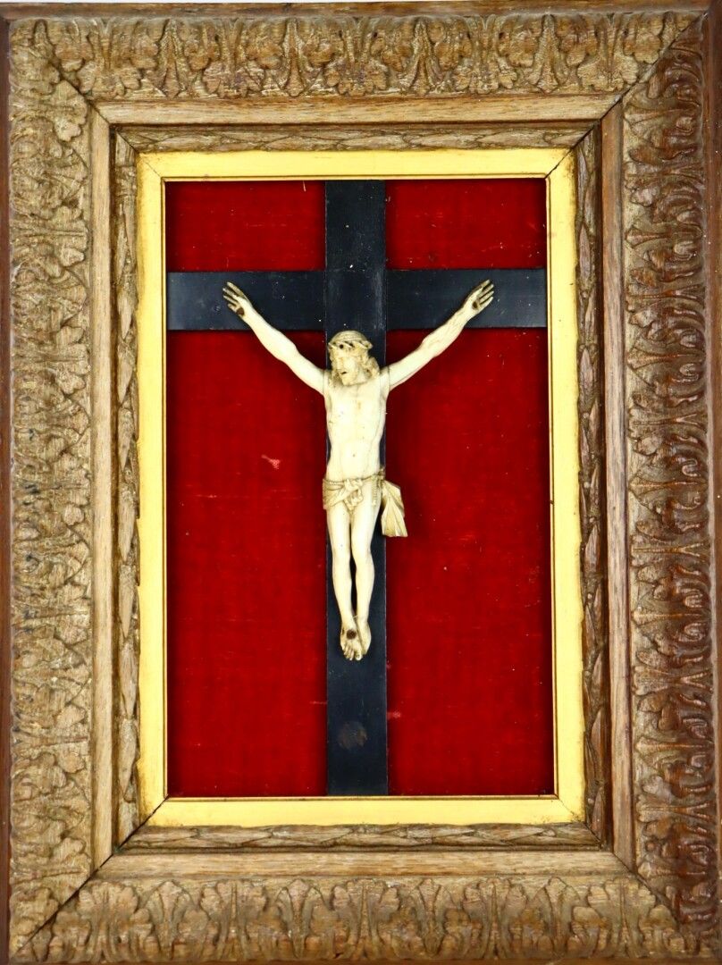 Null Christ en ivoire sculpté, sur une croix en bois noirci et fond de velours.
&hellip;