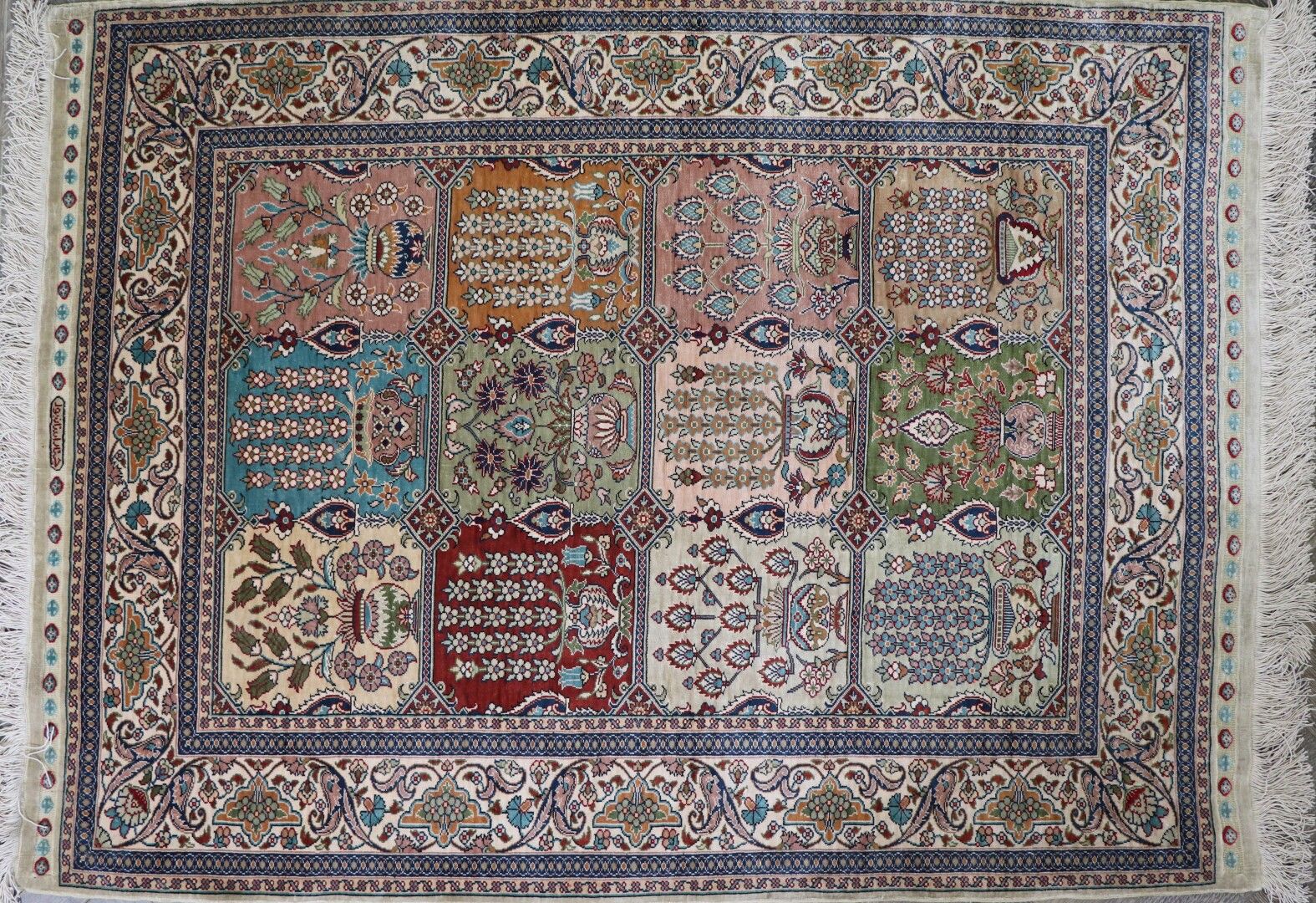 Null IRAN, 

Tapis en laine à décor de jardin, signé en bordure. 

L_126 cm P_93&hellip;