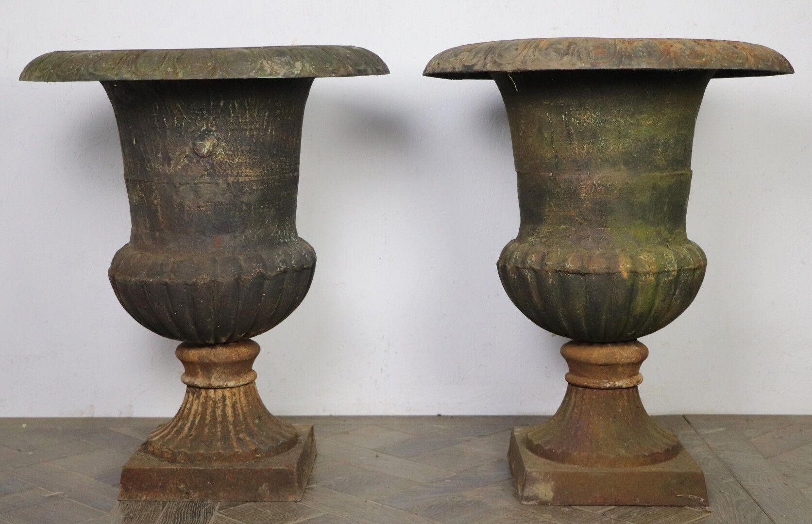Null Paire d'anciens grands vases de jardin en fonte de forme médicis à décor de&hellip;