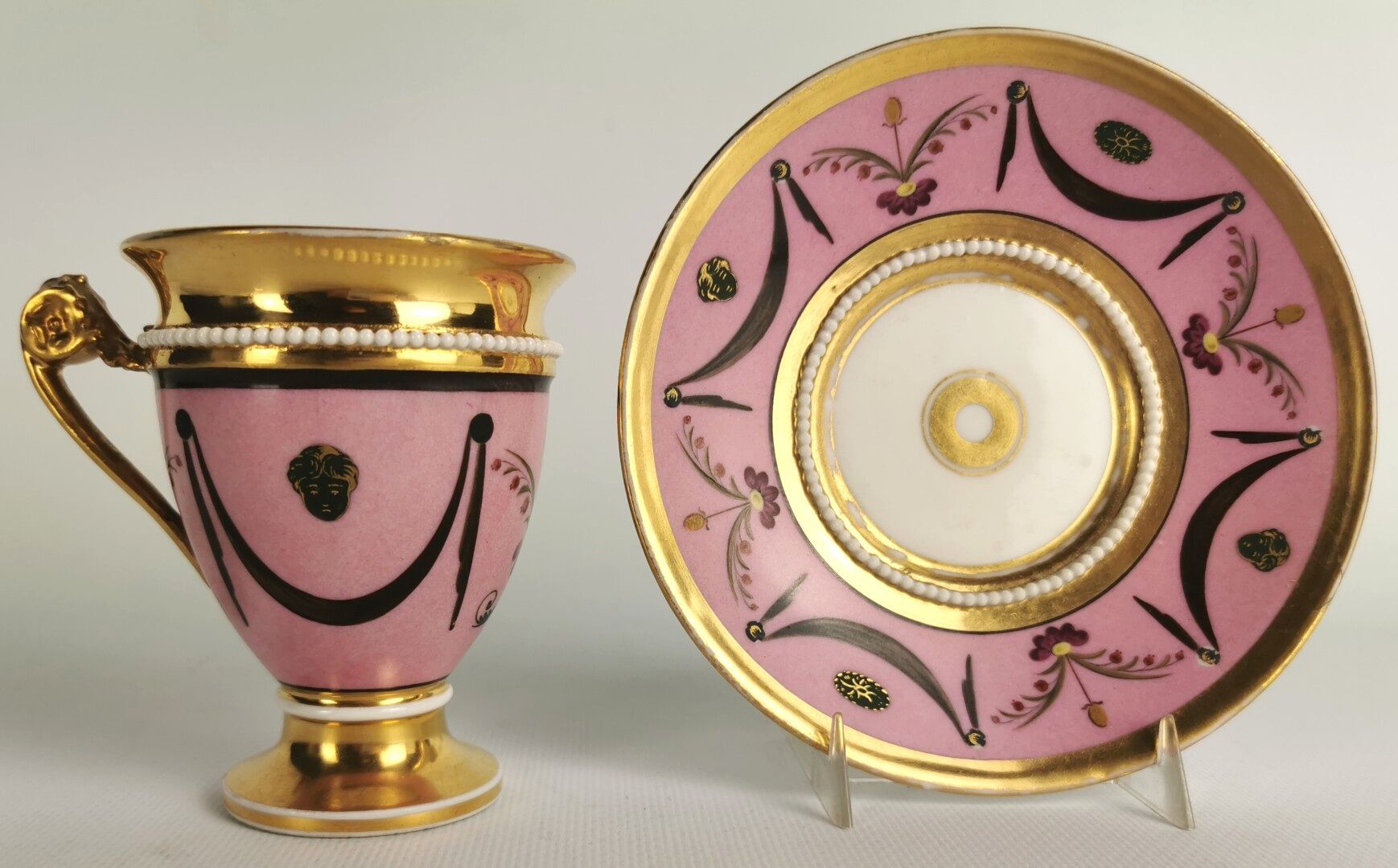 Null PARIS.

Tasse ovoïde et sa sous-tasse en porcelaine à fond rose, l'intérieu&hellip;