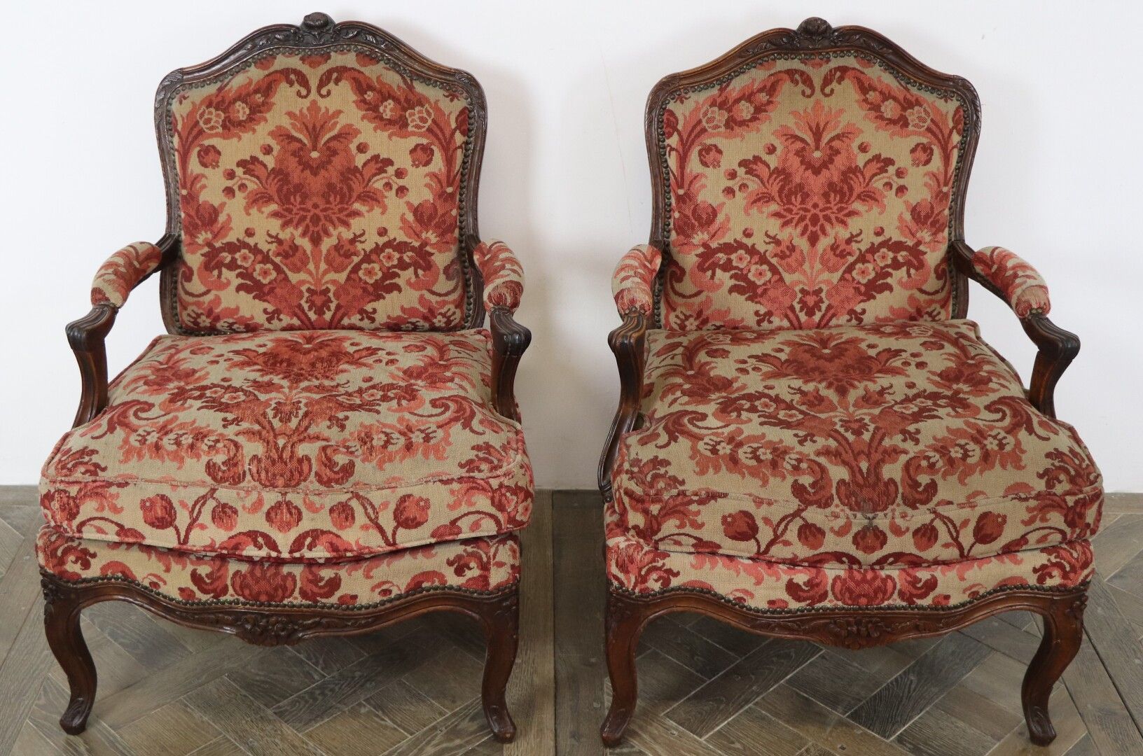 Null Paire de fauteuils à dossier plat en hêtre mouluré et sculpté de fleurs.

E&hellip;