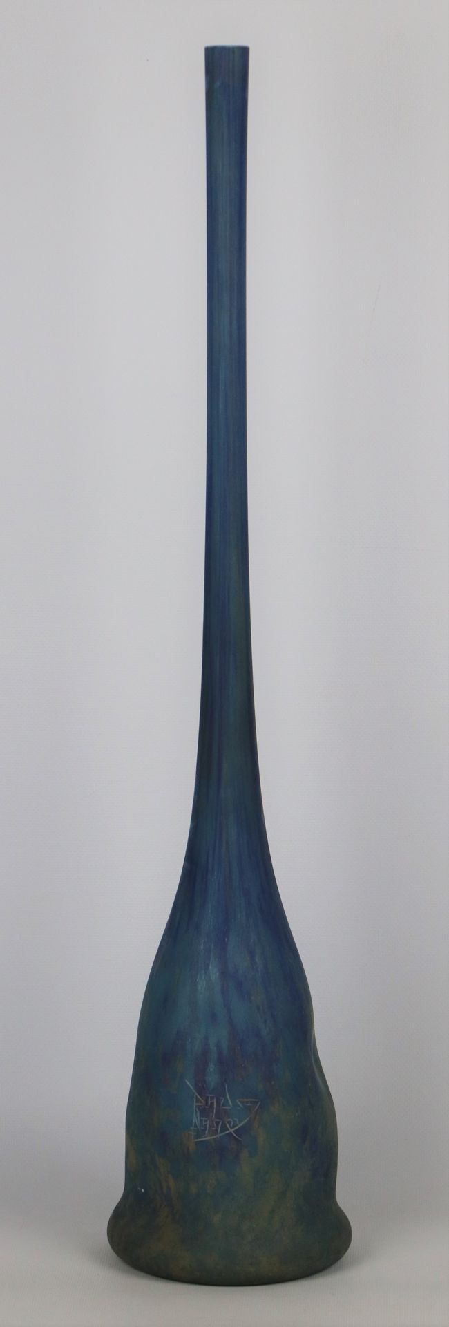 Null DAUM Nancy.

Haut vase à soliflore à panse renflée en verre marmoréen bleu.&hellip;
