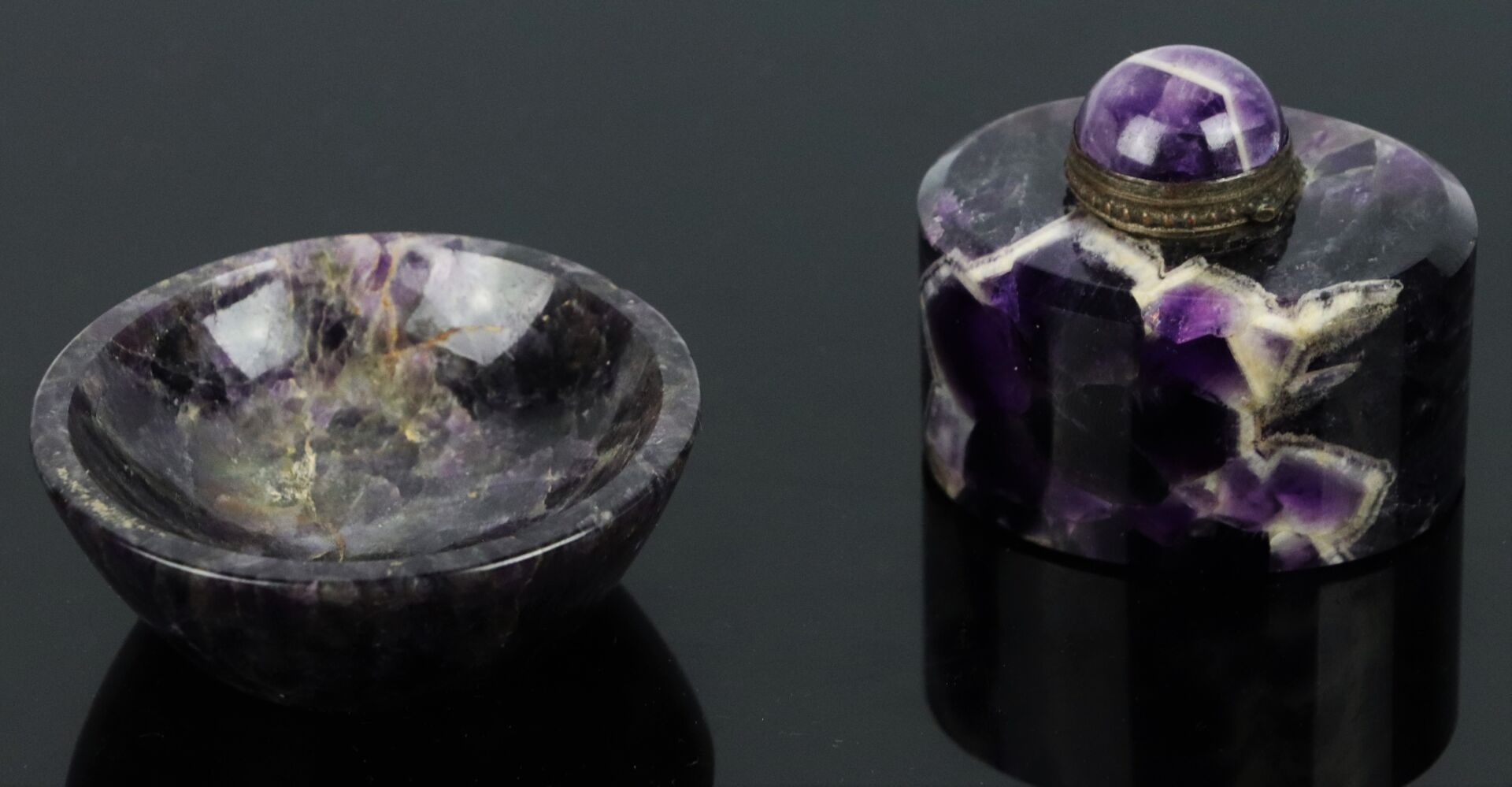 Null 紫水晶墨水瓶和杯子，经过切割和抛光。

可能是在奥弗涅制造的，1900年左右。

L_6,2 cm和7,2 cm