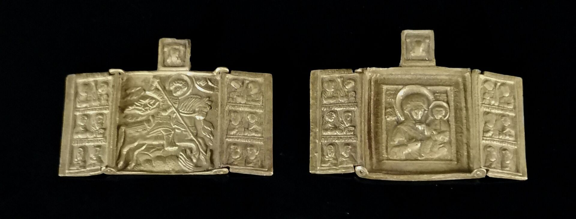 Null Zwei orthodoxe Reise-Ikonen aus Bronze, eine mit dem Dekor des Heiligen Geo&hellip;