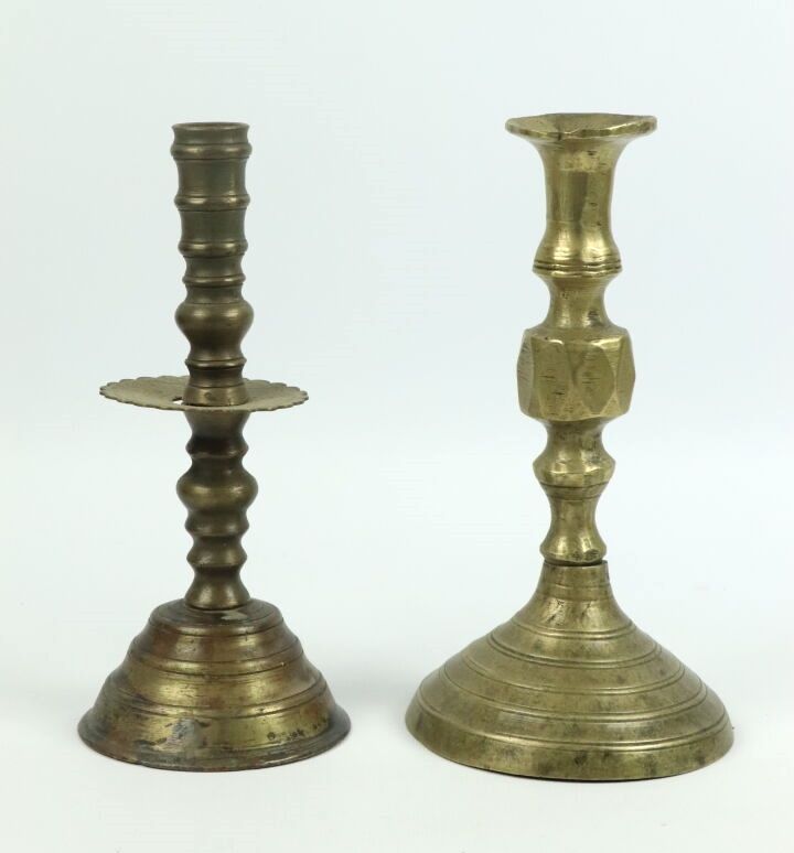 Null VICINO ALL'ORIENTE.

Due candelabri in ottone.

XIX secolo.

H_23,7 cm e24,&hellip;