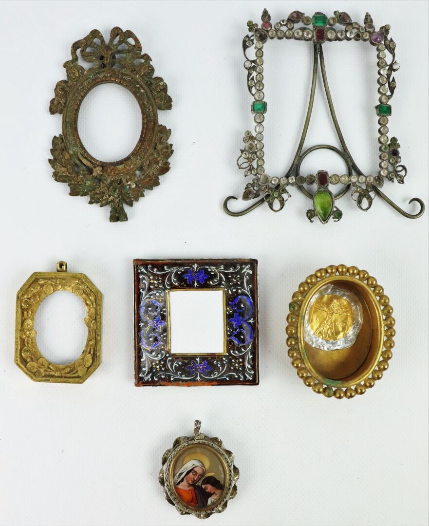 Null 一套小框架包括：一个高级时期利摩日风格的珐琅框架，一个以前有杯垫装饰的徽章，一个有玫瑰装饰的小铜框，一个以前有珍珠楣的鎏金金属徽章，一个路易十六风格的&hellip;