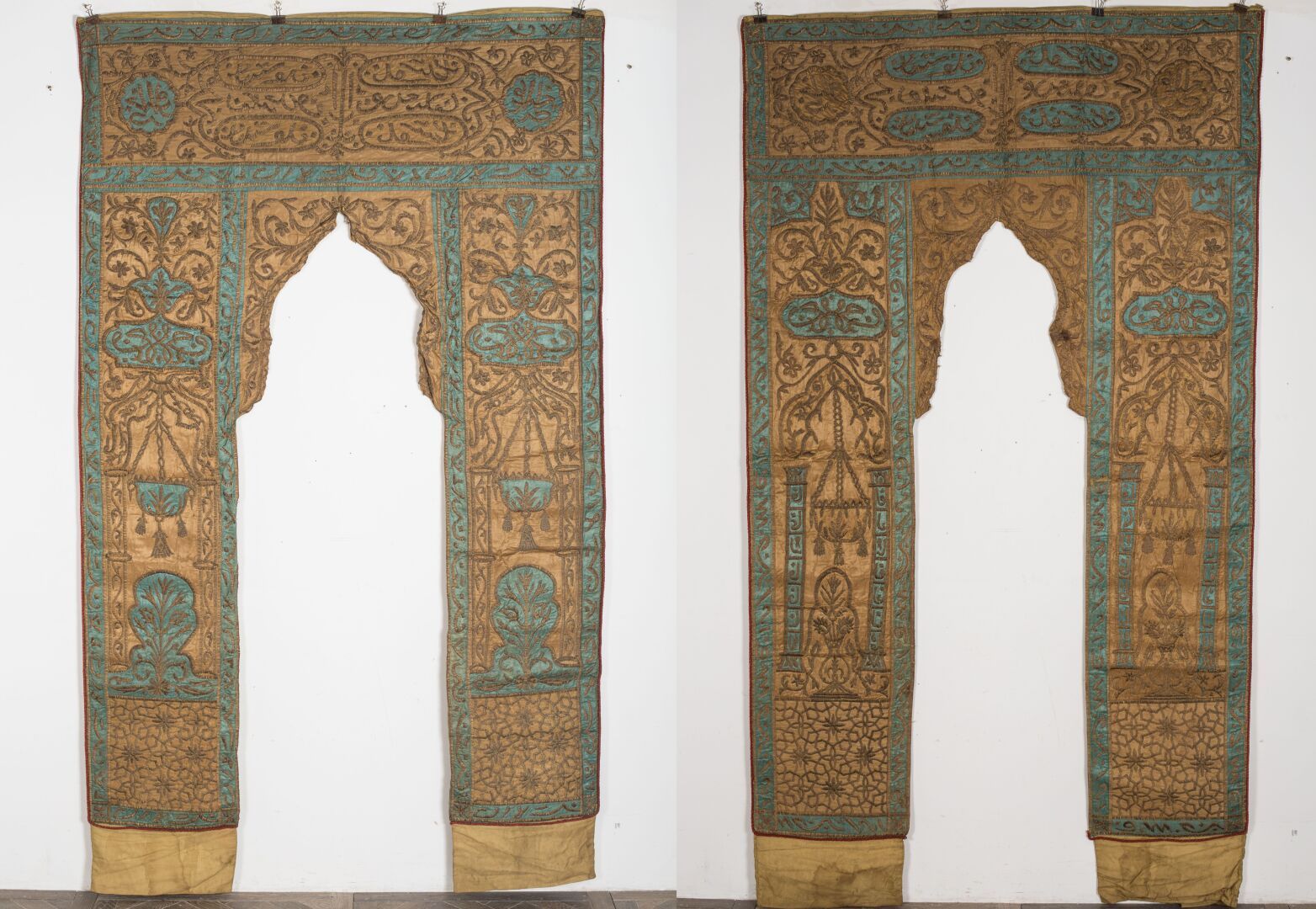Null 一对奥特曼的门。

绣花缎子和金属线。

土耳其，奥斯曼帝国，约1900年。

高272厘米，宽170厘米，无衬里，有污渍，有小事故