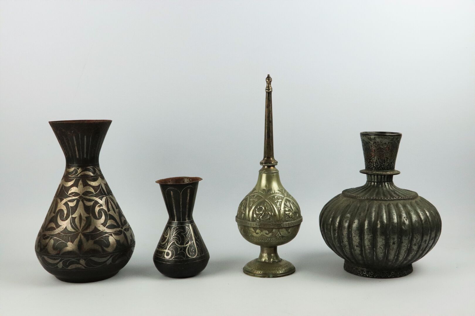 Null 近东和北非。

一套铜器包括:

两个带银色涅罗装饰的铁花瓶，一个镀银的铜质带状花瓶和一个金属洒水器。

高_14,7厘米至31厘米