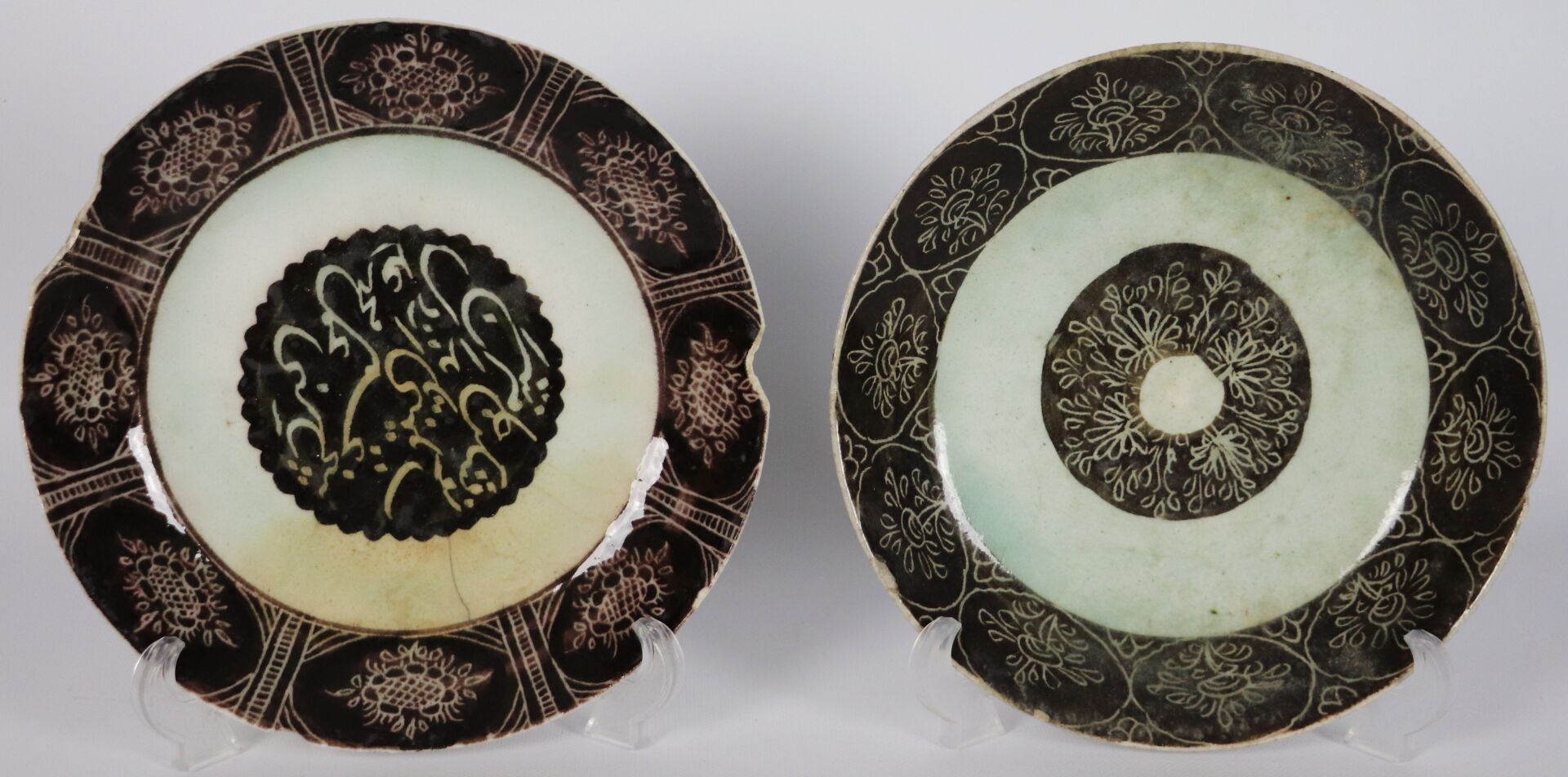 Null PERSIA.

Due piatti in ceramica, uno decorato con calligrafia, l'altro con &hellip;