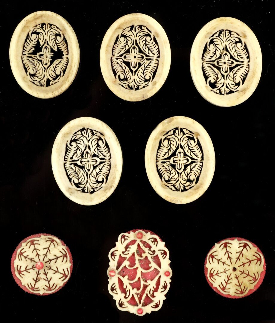 Null 一套8个精雕细琢的骨质纪念章和令牌（？

代币部分沾上了红色。

18世纪。

L_1,9 cm至2,8 cm