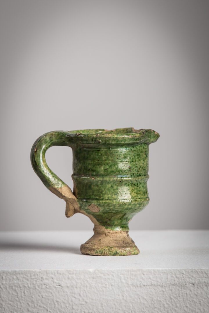 Null 桑顿格。

浇注壶，部分有绿色珐琅装饰。

17世纪。

高_9,1厘米，缺失基座，有缺口