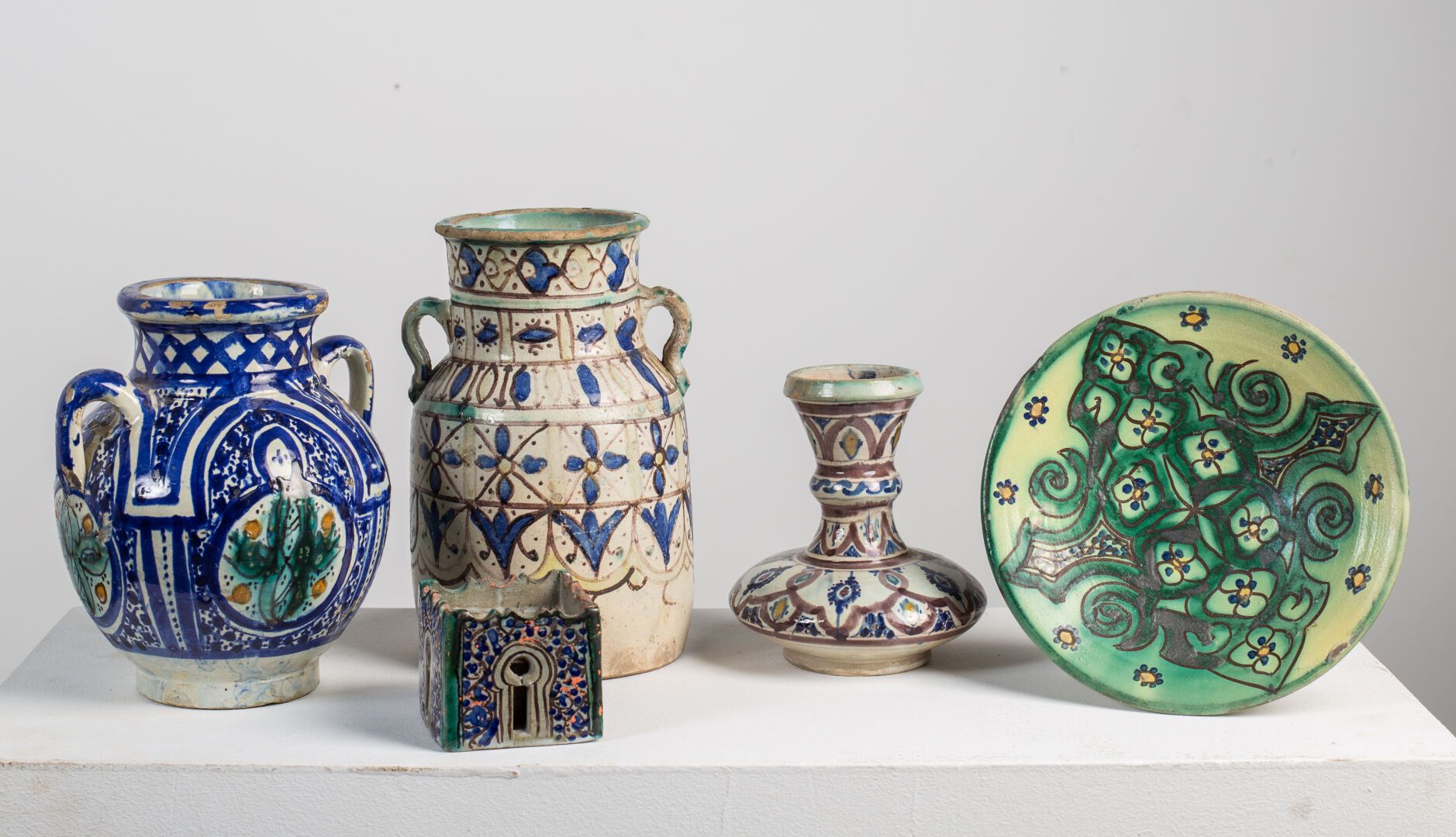 Null 北部非洲。

一套五件带有多色装饰的陶瓷作品，包括一个墨水瓶。

高_6,5厘米至23厘米