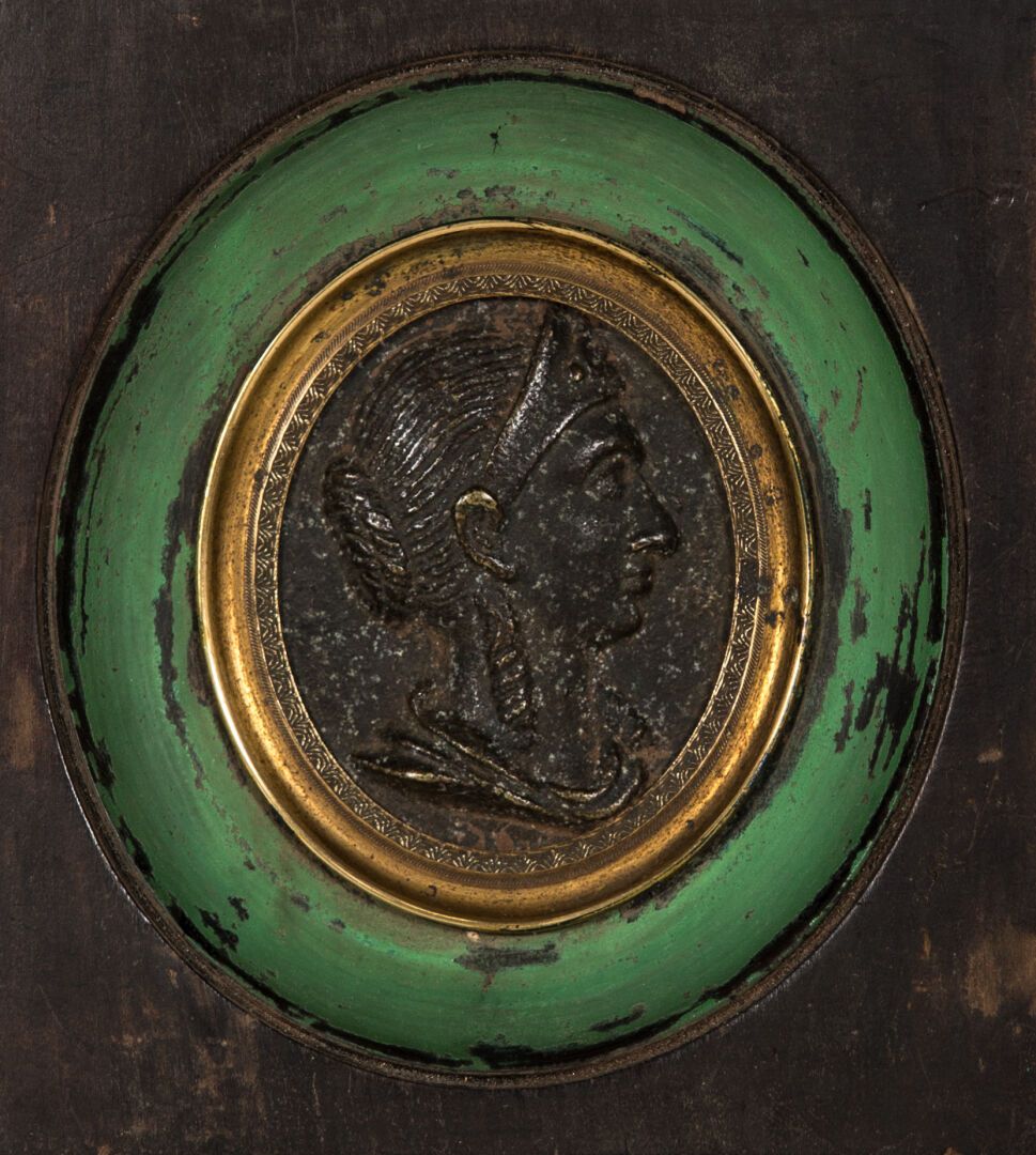 Null 古董风格的铜质纪念章，展示了一个女人的轮廓。

高_5,4厘米，宽_4,6厘米