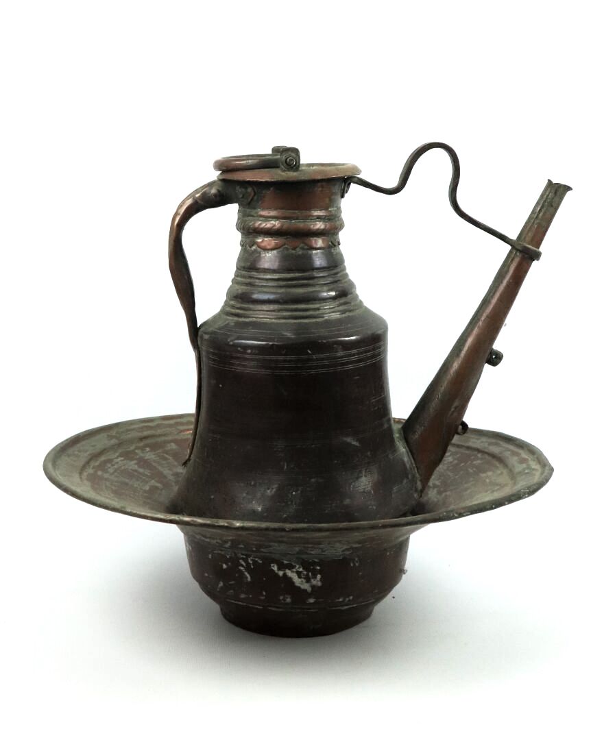 Null 北部非洲。

古老的镀锡铜盆和脸盆。

19世纪。

高_37厘米，深_41厘米