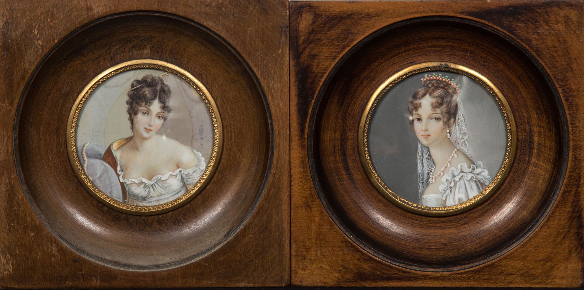 Null 20世纪的法国学校。

妇女的肖像。

两个关于cellulo的微型画。

长5.5厘米，其中一个有轻微污点