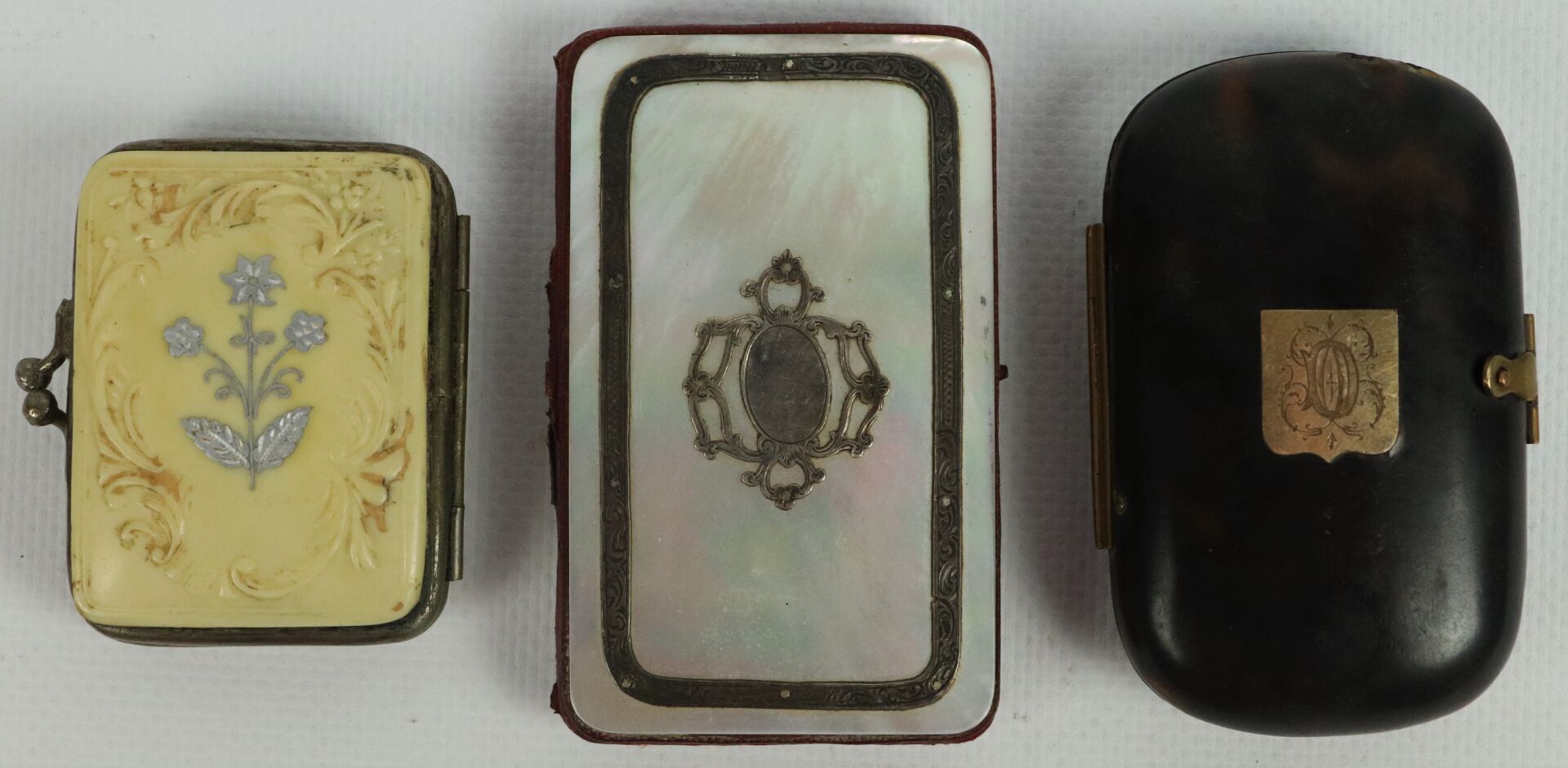 Null 一套三个硬币钱包，一个是玳瑁色的，上面镶嵌着一个花纹徽章，一个是华丽的珍珠母板，一个是仿象牙。

19世纪末和20世纪初。

L_5,9 cm至8,1&hellip;