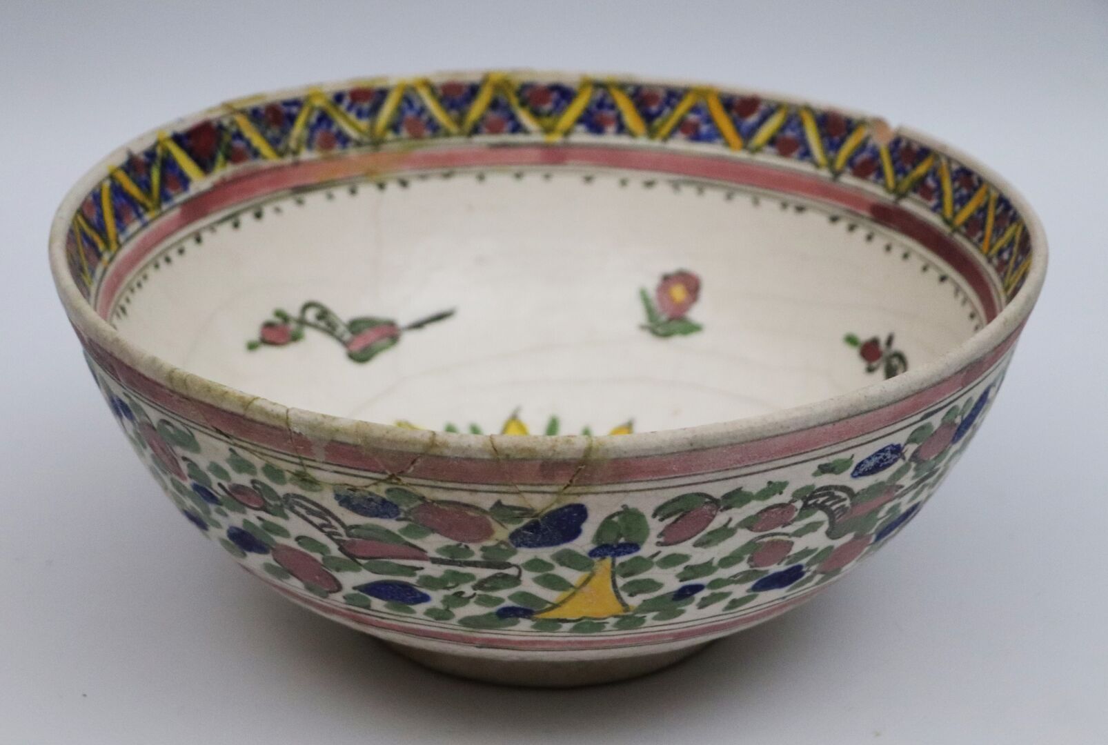 Null PERSIA。

带有多色装饰的大陶瓷碗。

19世纪。

高_12,5厘米，长_29,5厘米，事故时卡在脖子上