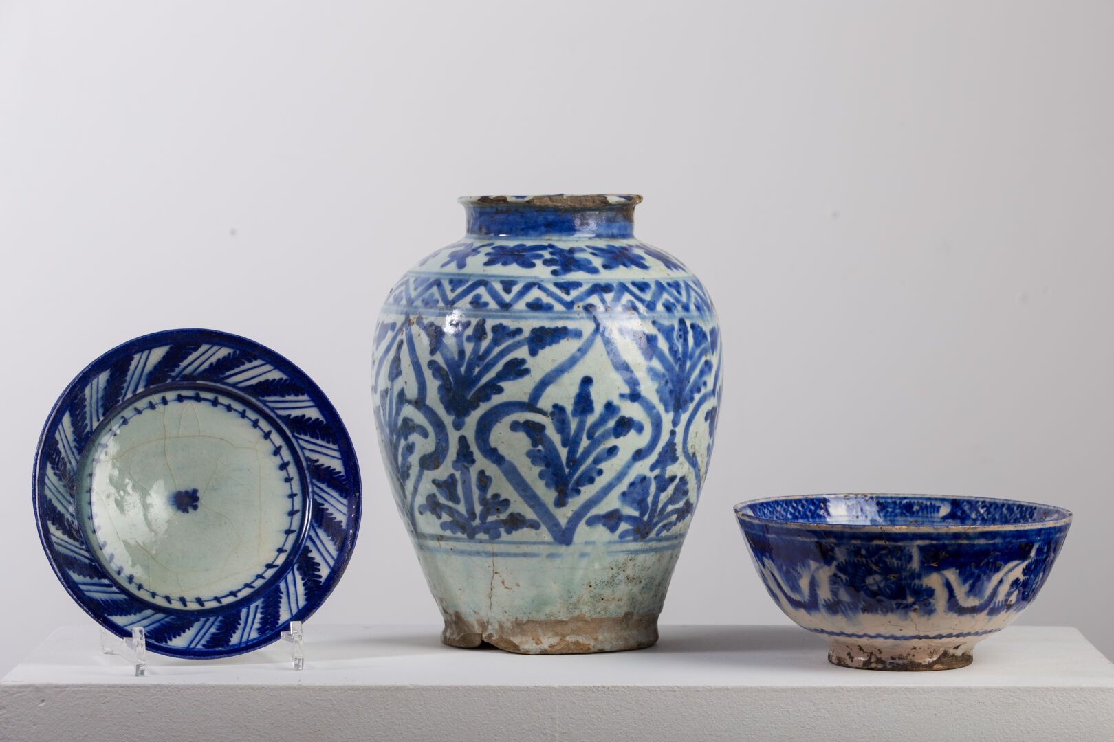 Null PERSIA。

一套三个蓝色装饰的瓷器，包括一个花瓶，一个座碗和一个跟碗。

高_30,5厘米 D_21,5厘米和22厘米