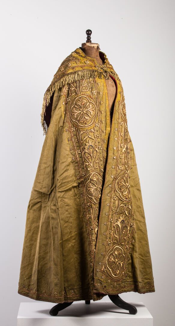 Null Cape with rich embroidered decoration on a golden yellow background.

The h&hellip;