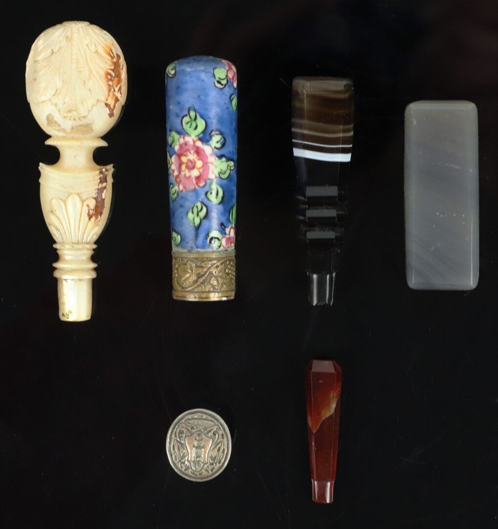 Null 一套五件珍珠母，玛瑙，瓷器和珍珠母的小把手。

L_3,9 cm到7,9 cm，珍珠母的是在底部粘上的。

附有一枚纹章，无柄。