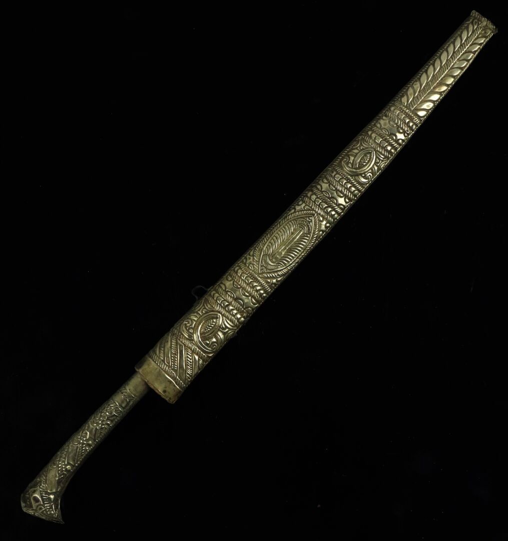 Null Osmanischer Bishaq aus getriebenem Metall und Eisen und Scheide.

L_37,2 cm