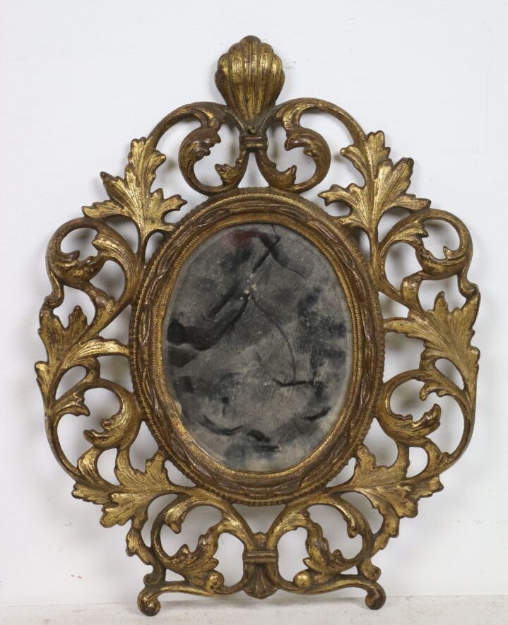 Null Marco de hierro fundido dorado, formando un espejo.

H_28,5 cm W_21,5 cm