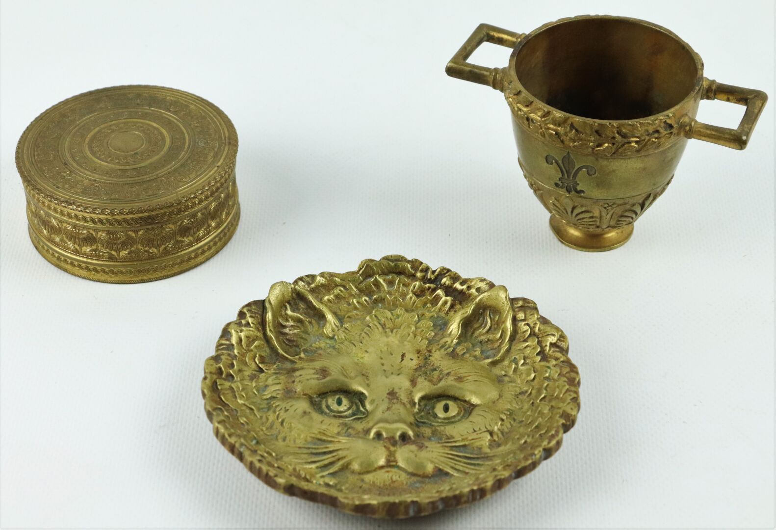 Null 一套青铜和黄铜制品包括 :

一个有希腊式把手的花瓶，装饰有百合花。

一个装饰有猫脸的盘子。

一个有凹槽的黄铜盒子。

高度_7,1厘米，深度_1&hellip;