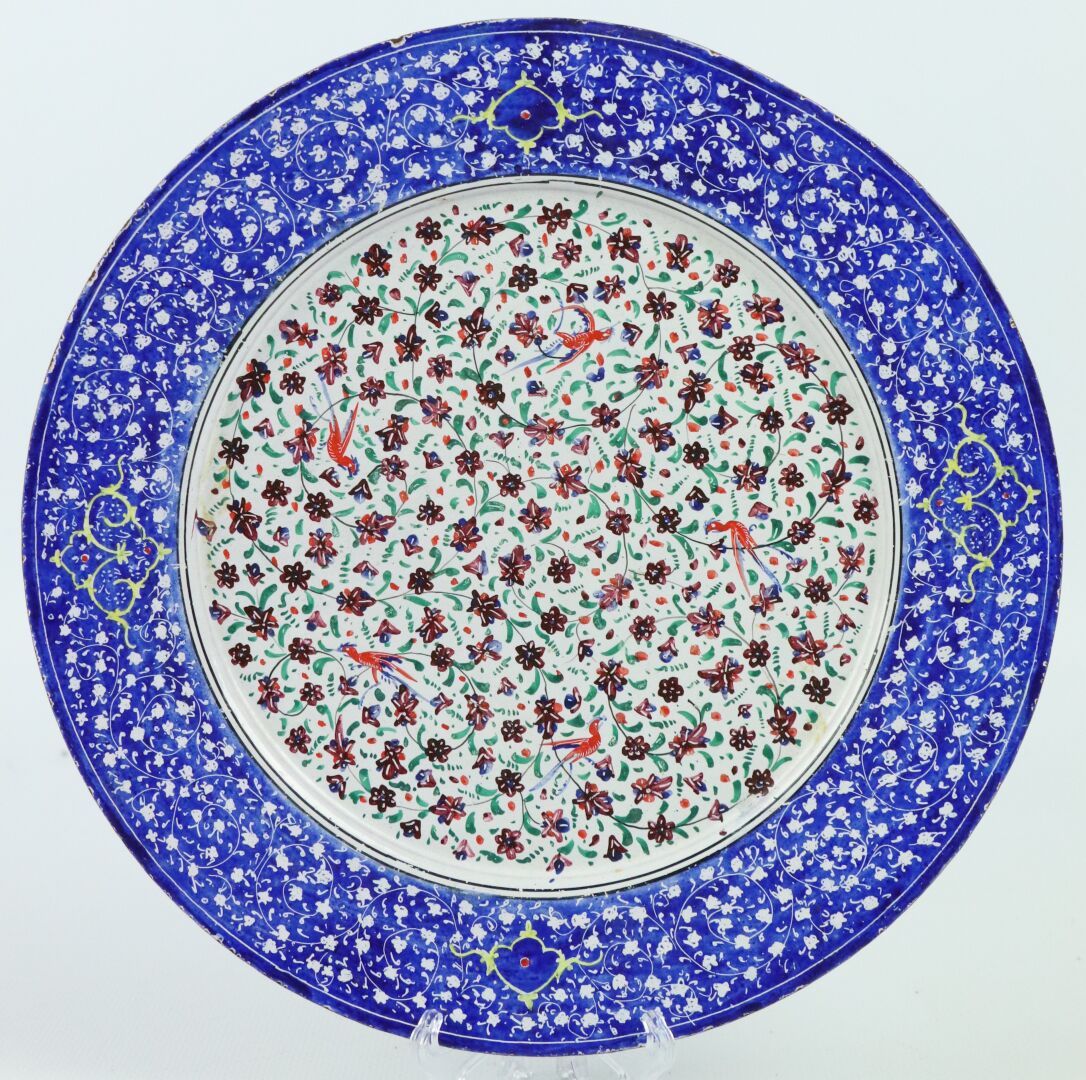 Null 伊朗。

珐琅彩小铜盘，上面有花枝、鸟和树叶。

D_21,7 cm