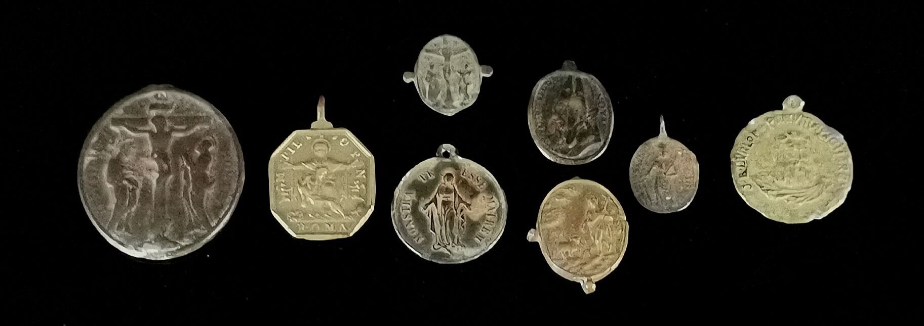 Null 收集了8枚古董朝圣者奖牌，以青铜和黄铜制成，其中一枚较大，装饰有受难场景。

高_2,5厘米至4,6厘米