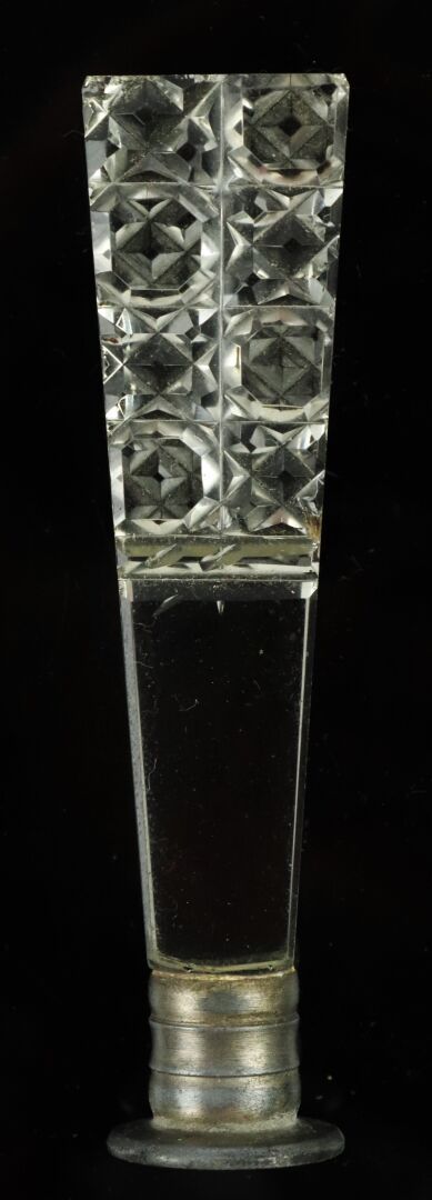 Null Sceau ou cachet en cristal taillé et métal argenté.

Vers 1900.

H_9,7 cm, &hellip;