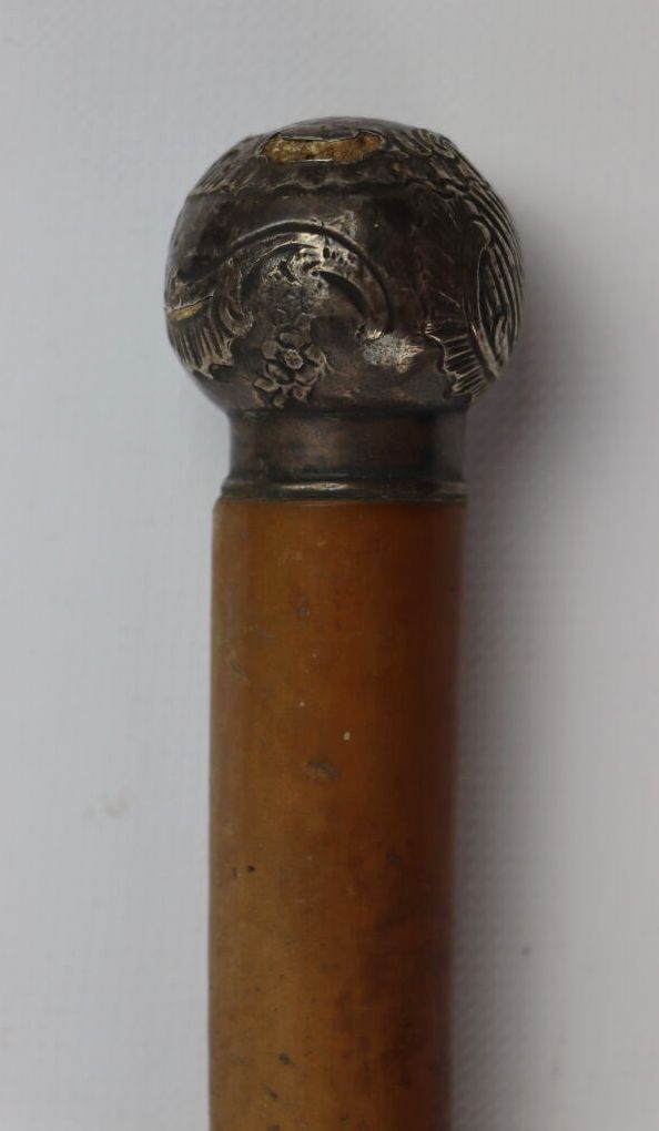 Null Canna, il pomo in argento forgiato, sbalzato e cesellato

Fine del XIX seco&hellip;