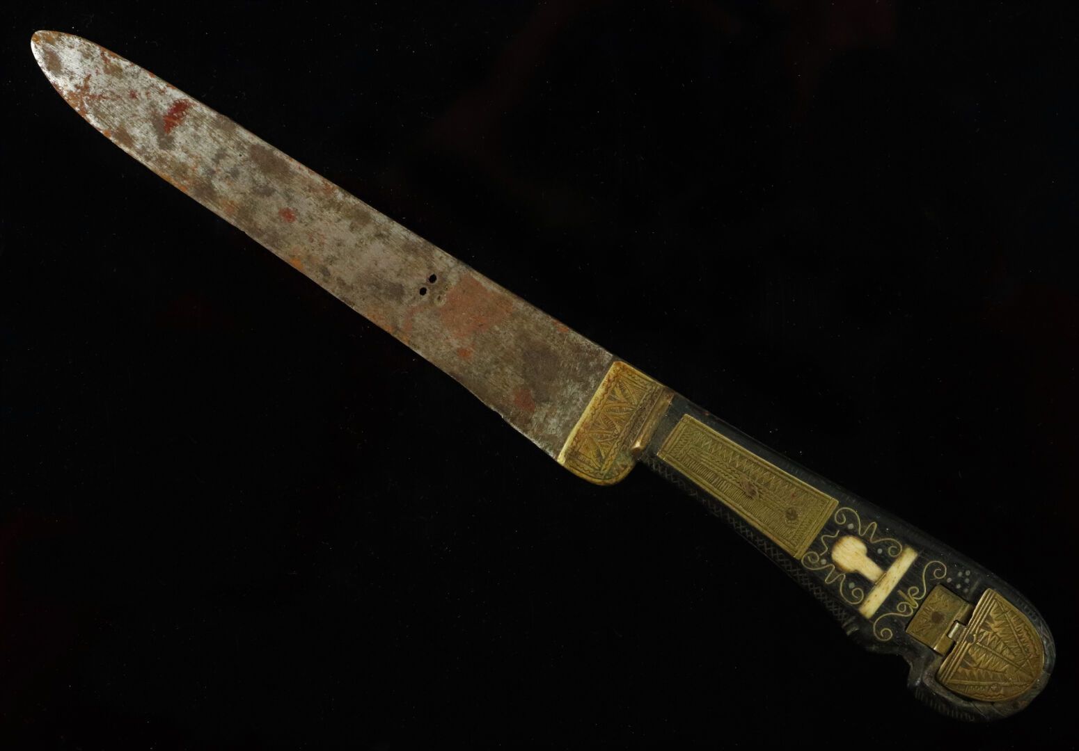 Null 东方刀，黑檀木手柄上镶嵌着铜丝、黄铜和骨头。

它隐藏着一个带有盖子的容器。

铁制刀片。

L_25,8 cm