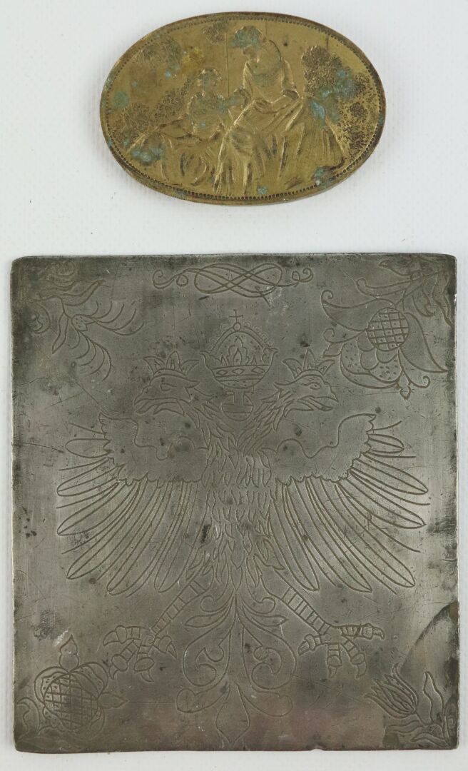 Null 两个盘子，一个是刻有双头鹰的锡制盘子，另一个可能是青铜基质，装饰有阅读场景。

高_14.1厘米，宽_12.6厘米和宽_7.9厘米