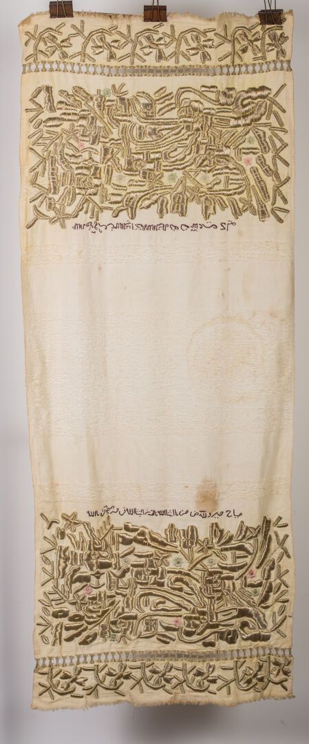 Null 犹太教的毛巾，可能是用于仪式上的沐浴。

绣有金线和铭文。

L_132 cm W_53 cm, 染色剂