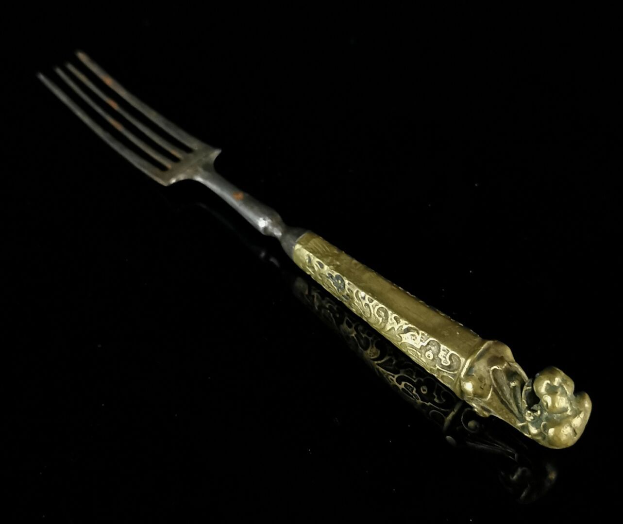 Null 古老的叉子，青铜手柄上装饰着一个精雕细琢的奇美拉。

L_17,3 cm