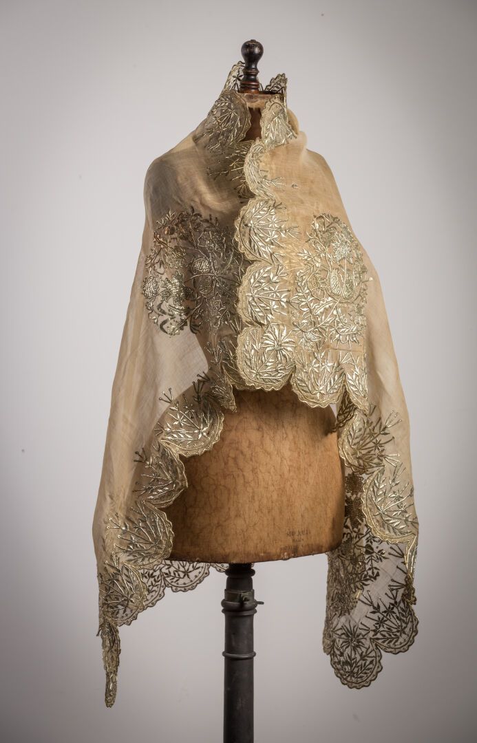 Null Capa de algodón bordada con hilos de oro.

L_88 cm l_88 cm, aprox., pequeña&hellip;