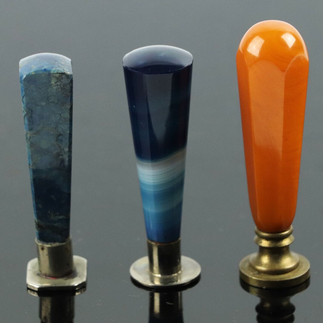 Null Set of three seals, one in agate, another in lapis lazuli, the third in bak&hellip;