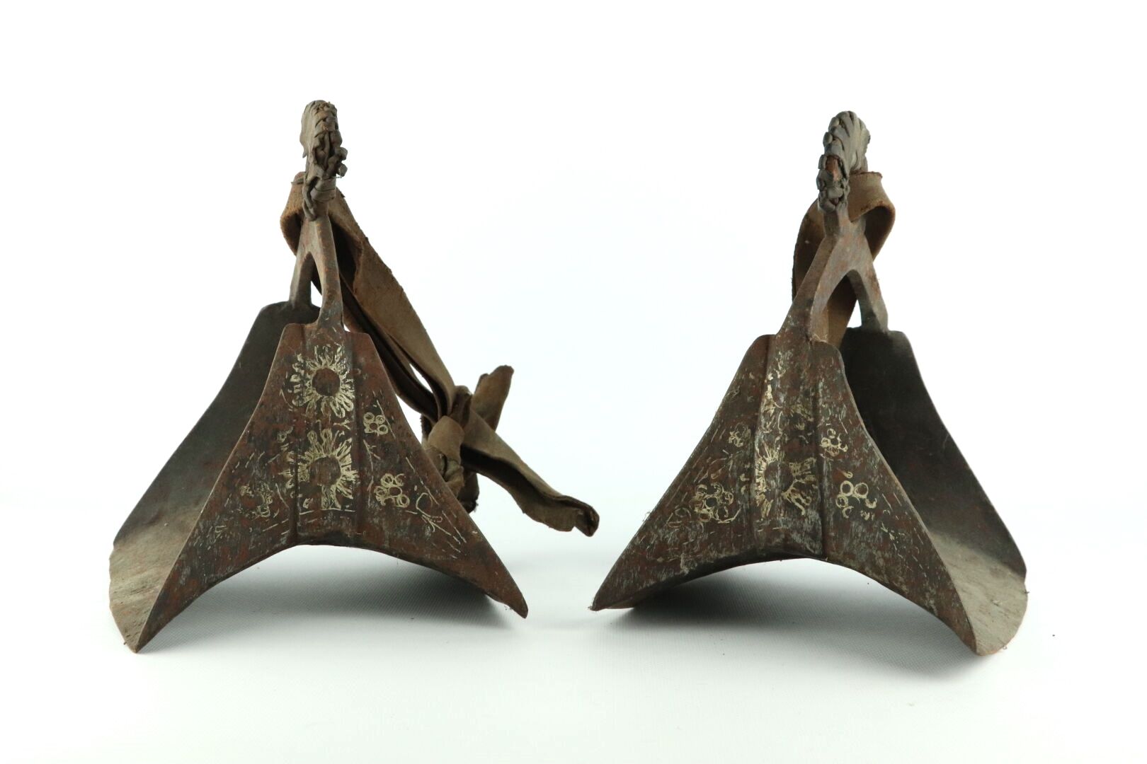 Null Un paio di staffe ottomane con decorazione stilizzata in argento.

XIX seco&hellip;