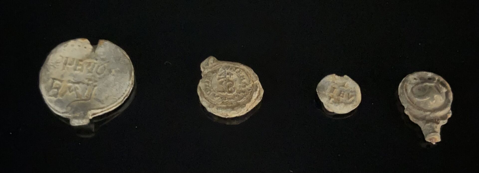 Null Conjunto de cuatro sellos de plomo medievales.

L_1,6 cm a 3,7 cm
