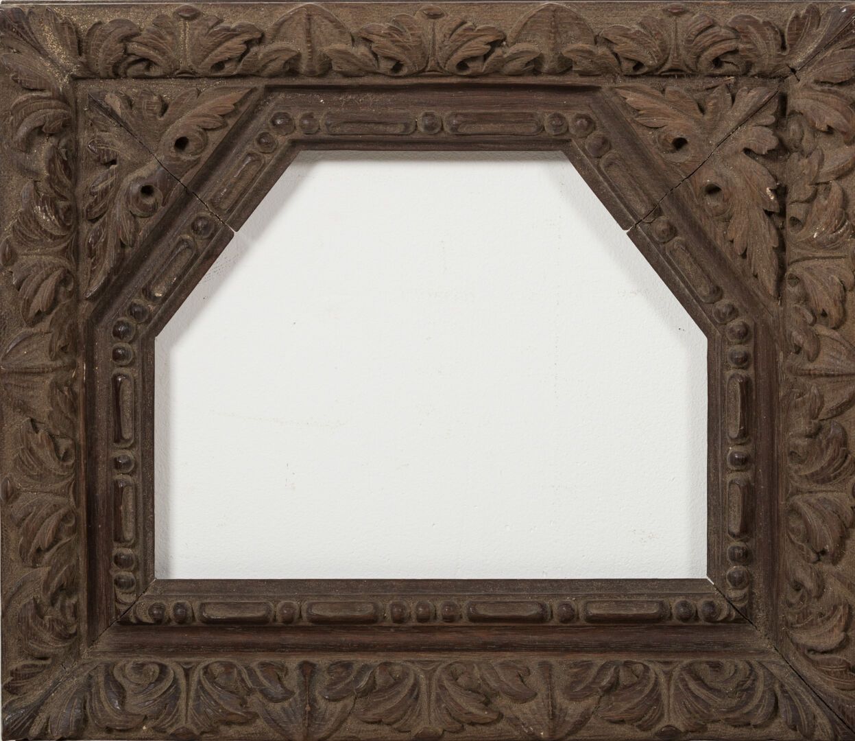 Null 雕刻着刺桐叶的木框，有一个六角形的视图。

高_26厘米，宽_30厘米。

高_15,8厘米，宽_20,2厘米，用于查看