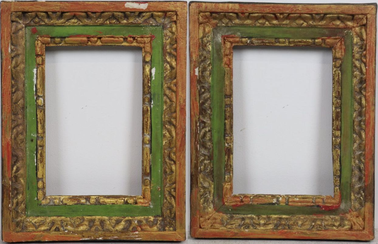 Null 一对重新上漆的木质古董框架。

高_27,4厘米，宽_21,5厘米。

高_19,3厘米，宽_13,4厘米，用于查看