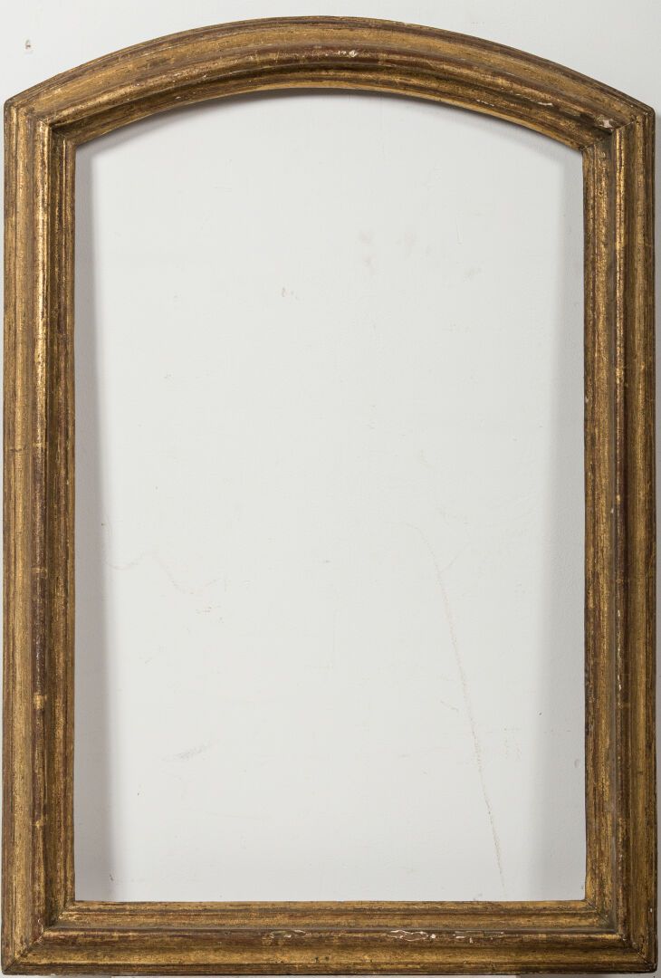 Null Cadre en bois doré, le fronton cintré.

Epoque XVIIIème siècle.

H_71 cm L_&hellip;