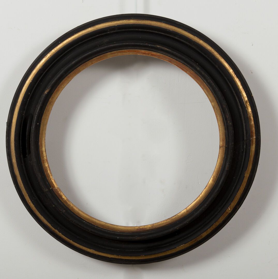 Null Cadre circulaire en bois laqué noir et or.

XIXème siècle.

D_47.5 cm.

D_3&hellip;