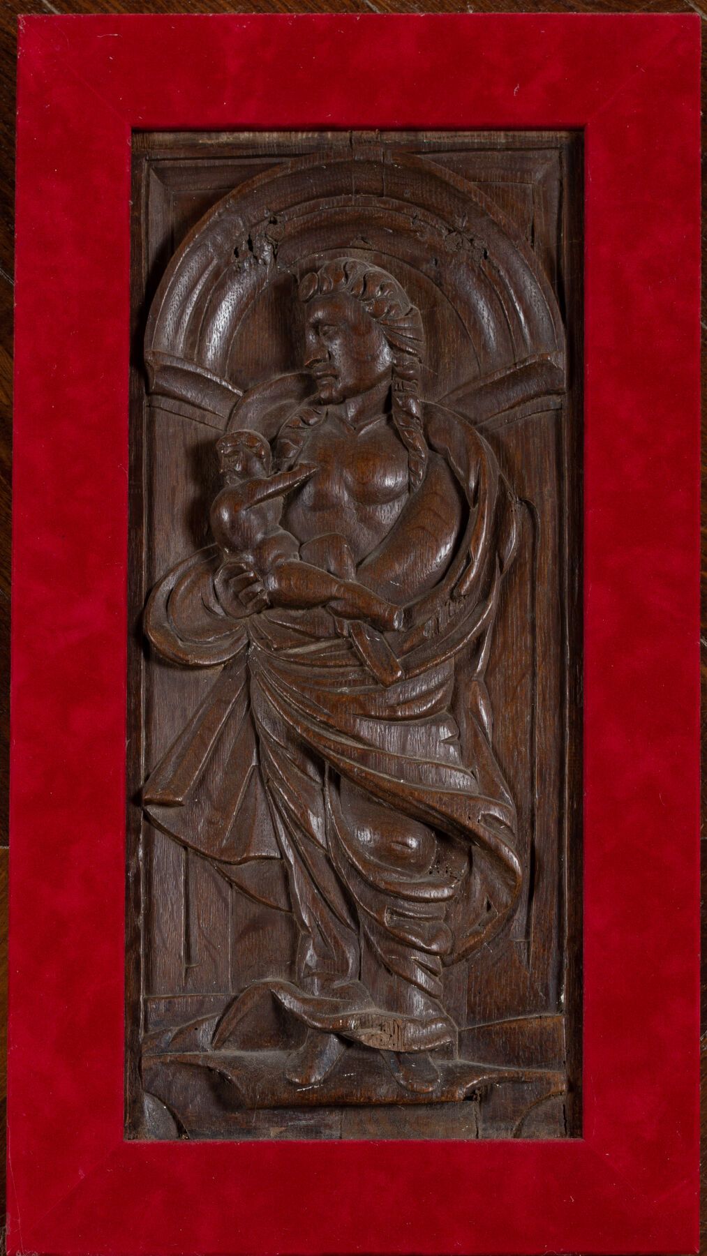 Null Panneau en chêne sculpté figurant une Vierge à l'enfant. 

XVIIème siècle. &hellip;