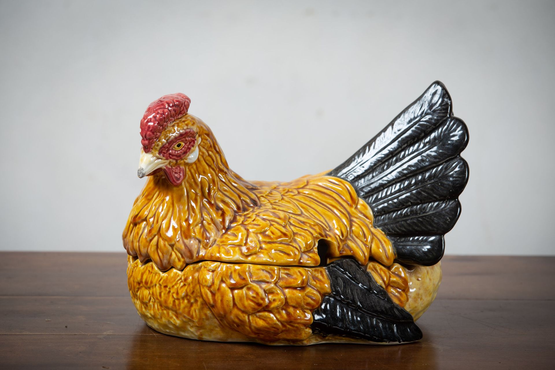 Null Soupière en barbotine figurant une poule couveuse. 

H_23 cm L_29 cm.