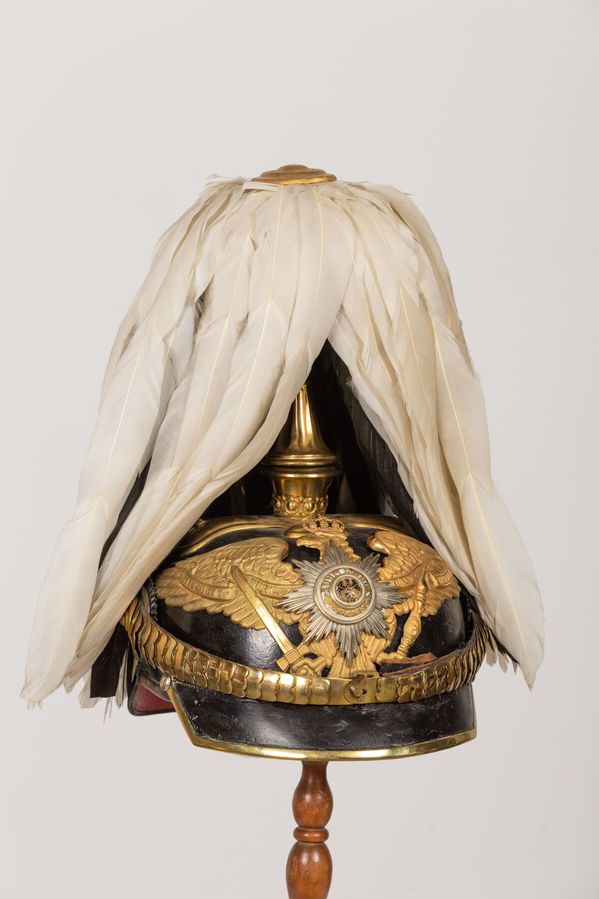 Null Casque de général prussien Grande tenue avec federbusch .
Casque en cuir fi&hellip;