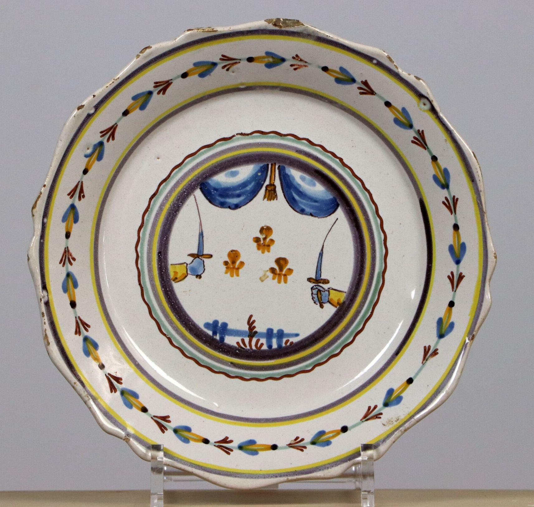 Null 尼维斯。
多色革命装饰的陶器盘，上面有卫兵的宣誓。 
18世纪。 
D_22,5厘米，碎片